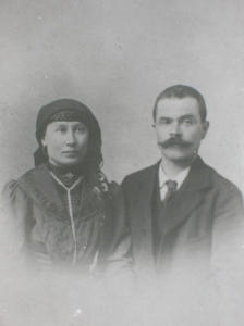 Ritratto di marito e moglie in abiti tradizionali (1920 - 1930)